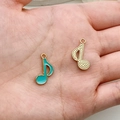 Detail van muzieknoot hangers met lichtblauw emaille en getextureerde gouden afwerking - Muzieknoot Stijl (19450) / 1 Stuk (19x12mm) / Meerblauw