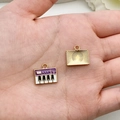 Detail van mini piano emaille hanger en gouden getextureerde achterkant voor DIY sieraden - Pianostijl (19460) / 1 Stuk (13x15mm) / Paars