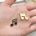 Macro-opname van muzikale achtste noot bedeltjes in goud en zwart emaille voor sieraden - Muzieknoot Stijl (19446) / 1 Stuk (16x19mm) / Zwart