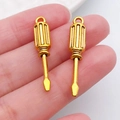 Pendentif tournevis doré détaillé pour la création de bijoux DIY et de porte-clés - Tournevis Outil Or Antique (20393)