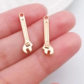 Zwei rosévergoldete Anhänger in Schraubenschlüsselform für DIY-Schmuck und Armbänder - Werkzeug-Schraubenschlüssel (20423)
