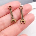 Paar antike Bronze-Schraubenschlüssel-Anhänger aus Legierung für DIY-Halsketten - Schlüssel-Stil (17386)