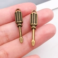 Zwei antike Bronze-Schraubendreher-Anhänger aus Legierung für DIY-Schmuck am Finger - Schraubendreher-Stil (17387)