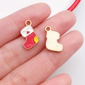 Detailansicht der Emaille-Weihnachtssocken-Anhänger für DIY-Schmuck mit Goldoberfläche - Herz-Weihnachtssocke