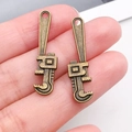 Zwei Vintage-Bronze-Schraubenschlüssel-Anhänger aus Legierung für DIY-Schmuck - Rohrzangen-Stil (20437)