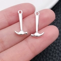 Pendentifs marteau en alliage argenté pour bijoux présentés sur le bout du doigt - Petit Marteau à Outils (20409)
