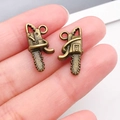 Set mit zwei antiken Bronze-Legierung Motorsägen-Anhängern für DIY-Schmuckketten - Kettensägen-Stil (20438)