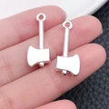 Paire de pendentifs hache en alliage argenté pour bijoux DIY, tenus dans la main - Hache à Outils (20413)