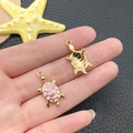 Détail macro de pendentifs tortue en alliage avec émail rose pour la création de bijoux - Rose Émail Imprimé Tortue (19418)