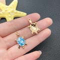 Vue détaillée du pendentif tortue avec émail bleu et base en métal doré de DIY - Bleu Émail Imprimé Tortue (19421)