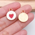 Makroaufnahme von doppelseitigem Erdbeer-Anhänger für DIY-Schmuck mit Goldstruktur - Weißer Runder Erdbeer-Stil (21374)
