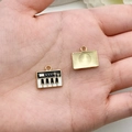Miniatuur gouden pianotoetsenbord bedeltje met emaille voor DIY-sieradenaccessoires - Piano Stijl (19461) / 1 Stuk (13x15mm) / Zwart