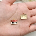 Mini emaille piano hanger en gouden rechthoekige bedel voor doe-het-zelf sieraden maken - Piano Stijl (19463) / 1 Stuk (13x15mm) / Rood