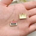 Miniatuur elektronisch keyboard hangertje in rood en wit emaille met goudkleurige metaal - Piano Stijl (19465) / 1 Stuk (13x15mm) / Rozerood