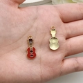 Mini gitaarbedels van rood emaille en goud voor DIY sieraden, getoond in hand voor formaat - Gitaar Stijl (19466) / 1 Stuk (23x10mm) / Rood