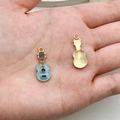 Blauwe gitaar emaille hanger met gouden metalen achterkant voor DIY sieraden - Gitaar Stijl (19467) / 1 Stuk (23x10mm) / Meerblauw