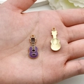 DIY paarse emaille gitaar hanger in goudlegering voor sieraden getoond op hand - Gitaarstijl (19468) / 1 Stuk (23x10mm) / Paars