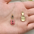 Roze emaille gitaar hanger voor sieraden met getextureerde gouden achterkant op hand - Gitaar Stijl (19471) / 1 Stuk (23x10mm) / Rozerood