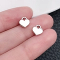 Ciondoli a cuore in lega d'argento antico sulle punte delle dita per mostrare la taglia - 13341-1 Lega Di Argento-zinco Anticato A Forma Di Cuore Color Pesca 8x7 Mm 04 G