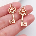Macro-opname van twee goud vergulde vintage sleutelhangers met hartvormig uitgesneden - Hart Holle Rechthoek Sleutel (21005)