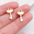 Detailopname van gouden hartvormige sleutelhangers voor doe-het-zelf sieraden maken - Kralen Hart Sleutel (21003)