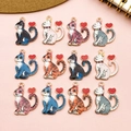 Lot de douze pendentifs chats en alliage coloré avec queues en cœur pour bijoux DIY - Ensemble de Styles de Chat en Émail Multicolore