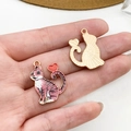 Dettagli fronte e retro del ciondolo a forma di gatto rosa con cuore e base dorata - Gatto Rosa Fucsia con Cuore