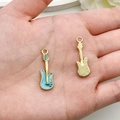 Gouden en lichtblauwe emaille gitaarhangers voor DIY-sieraden maken en kettingen - Gitaar Stijl (19455) / 1 Stuk (27x9mm) / Meerblauw