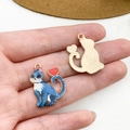 Dettaglio del ciondolo a forma di gatto in lega con goccia d'olio e cuore rosso per gioielli - Gatto Blu con Cuore