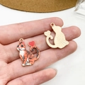 Détails des pendentifs chat tigré avec queue en cœur et dos en métal texturé doré - Chat Orange à Cœur