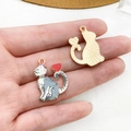 Détail d'un pendentif chat en émail pour DIY avec une queue en cœur rouge sur l'alliage - Chat Gris à Cœur