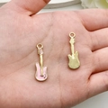 Roze emaille en gouden gitaarhangers voor DIY-sieraden getoond op een handpalm voor maat - Gitaar Stijl (19456) / 1 Stuk (27x9mm) / Roze
