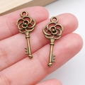 Set of two vintage bronze alloy key pendants with ornate floral patterns for DIY jewelry - Flower Ornament Vintage Key (854) / Antique Bronze