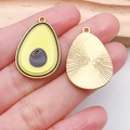 Avocado-Anhänger aus Metall für DIY-Schmuck mit Details der Vorder- und Rückseite - Gelber Avocado-Stil (21355)