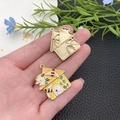 Vue détaillée avant et arrière du pendentif émaillé maison d'abeille et tournesol DIY - Maison de Fleurs d'Abeille en Émail Jaune (21161)
