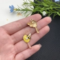 Détail macro du pendentif sucette abeille avec finition émail jaune et noir sur métal - Sucette Abeille en Émail Jaune (21160)