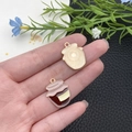 Détail du pendentif pot de confiture montrant l'émail rose et le dos doré texturé - Pot de Miel en Émail Marron (21130)