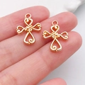 Pendaglio croce traforata in oro con motivi a filigrana per gioielli fai-da-te - Croce Giuntata a Cuore 19x14mm (20326)