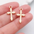 Vista a mano di due ciondoli a croce in oro KC con incisioni vintage per gioielli fai-da-te - Croce con Motivo 21x11mm (20327)