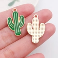 Gros plan de pendentifs cactus en émail vert avec texture dorée pour bijoux DIY - 15x25mm / Cactus en Émail Vert (12060)