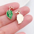 Détail du pendentif feuille en émail vert avec veines dorées pour bijoux DIY - 12x20mm / Feuille en Émail Vert (9955)