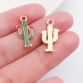 Détail de petits pendentifs cactus pour bijoux DIY en or et émail vert poli - 9x19mm / Cactus en Émail Vert (9913)