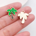 Détails macro des pendentifs cocotiers avec émail vert et dos en métal doré texturé - 15x19mm / Cocotier de Plage en Émail Vert (13528)