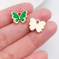 Détail d'un pendentif papillon vert montrant le devant émaillé et le dos doré texturé - 12x11mm / Papillon en Émail Vert Foncé (12494)