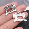 Ciondolo per macchina da cucire argento antico con dettagli vintage e design bifacciale - Macchina da Cucire di Marca (8707)