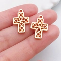 Colgante de cruz hueca dorada con diseño de filigrana para creación de joyas DIY - Cruz Hueca 19x13mm (20334)