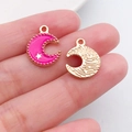 Detail van maanvormige bedeltjes met roze emaille en ster voor DIY-sieraden maken - Maan