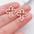 Set de dos colgantes de cruz dorados huecos con bordes ondulados para joyería DIY - Cruz Vacía 21x15mm (20336)