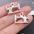 Ciondolo a forma di macchina da cucire in argento antico con dettagli in rilievo - Grande Macchina da Cucire Vintage (8937)