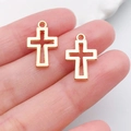 Set de dos colgantes de cruz dorada calada para joyería DIY con diseño geométrico - Cruz Vacía 17x11mm (20338)